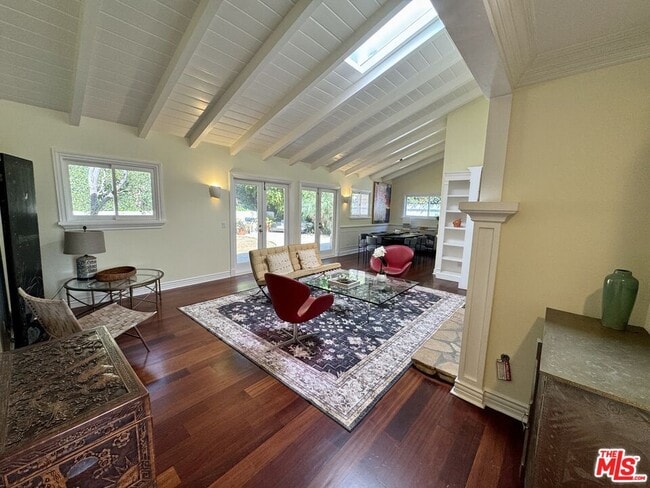 Building Photo - 1006 Las Pulgas Rd