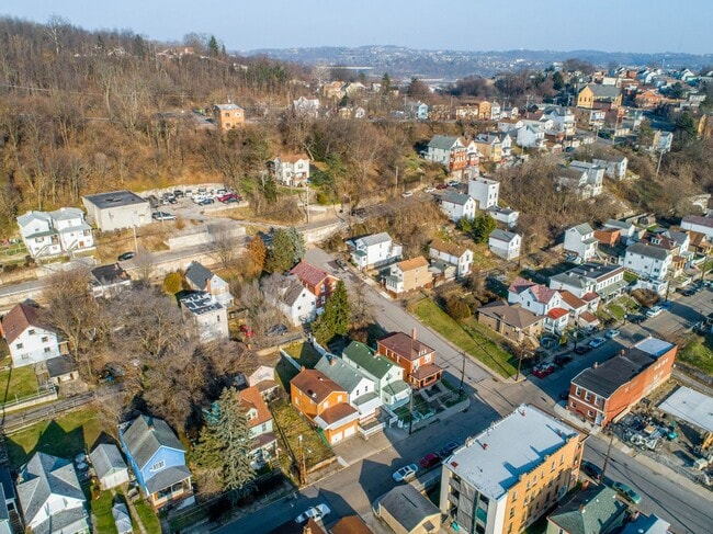 Building Photo - AVAILABLE SEPT 1ST!! UPDATED & SPACIOUS 3-...