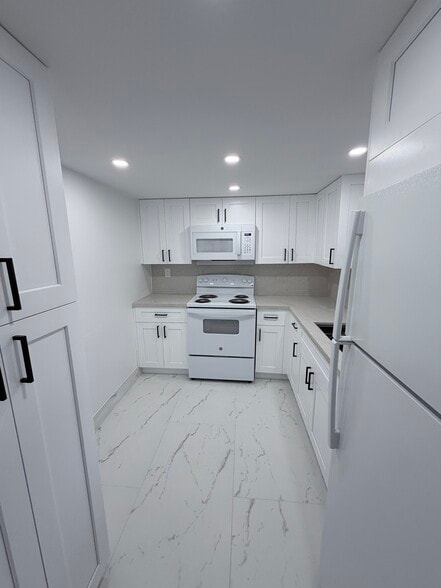 Building Photo - 9365 Fontainebleau Blvd