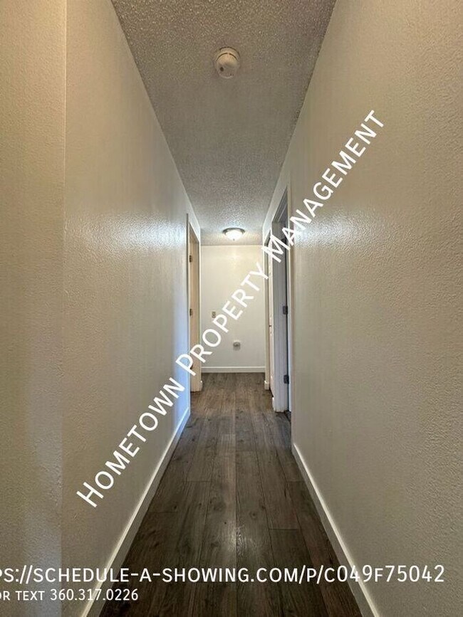 Building Photo - 1310 Goldenrod Dr SE