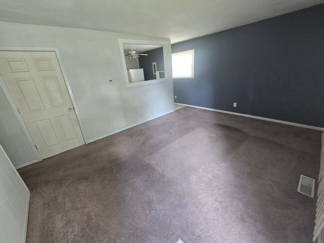 Building Photo - 3 Bedroom 1 Bathroom 1250.00