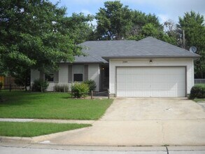 Building Photo - 3 BR, 2 BA, 2 Car Garage ranch home located near Horton Smith Golf Course & Nathaniel Greene Park.