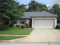 Building Photo - 3 BR, 2 BA, 2 Car Garage ranch home located near Horton Smith Golf Course & Nathaniel Greene Park.