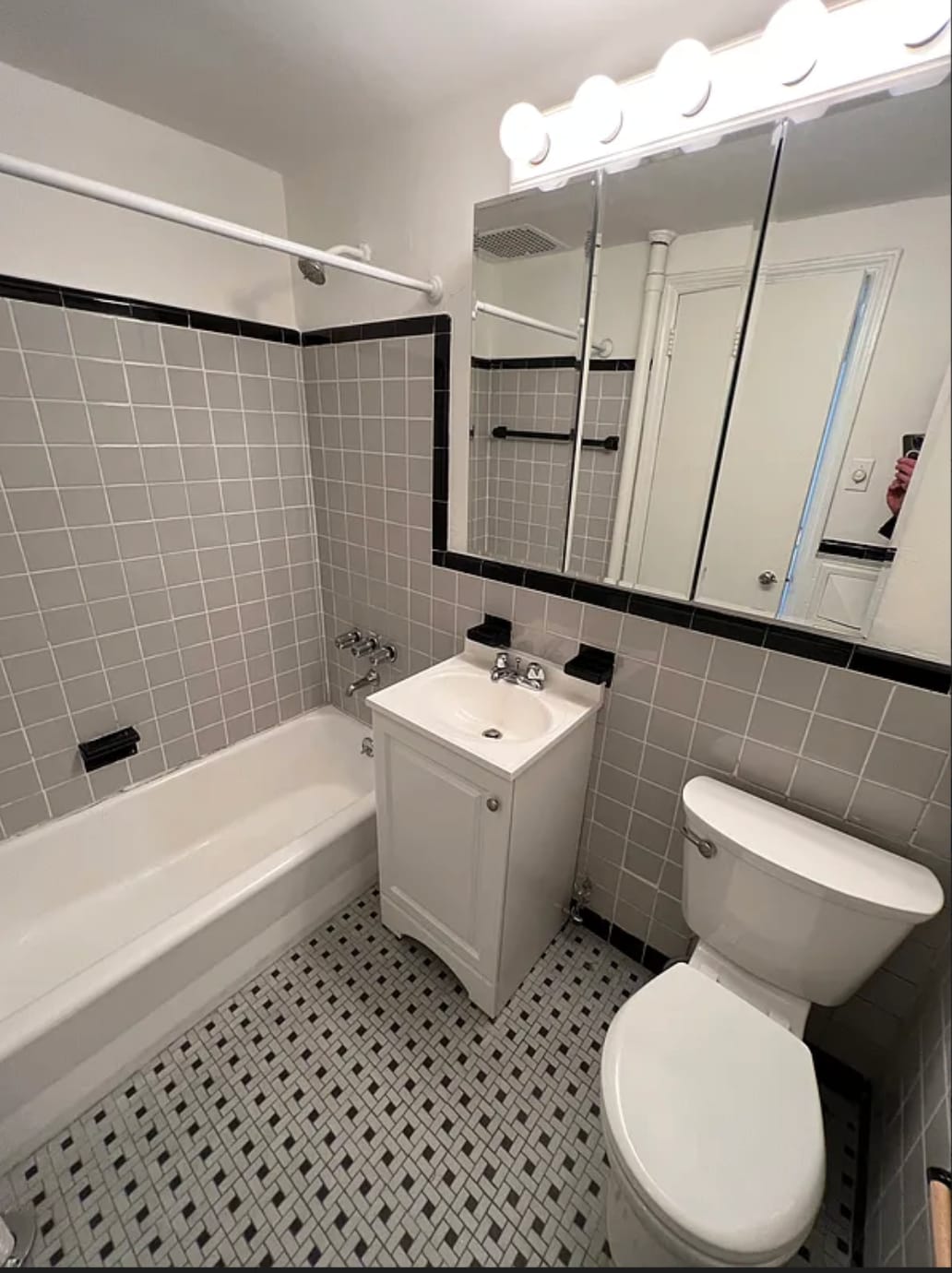 Building Photo - 121 E 39th St