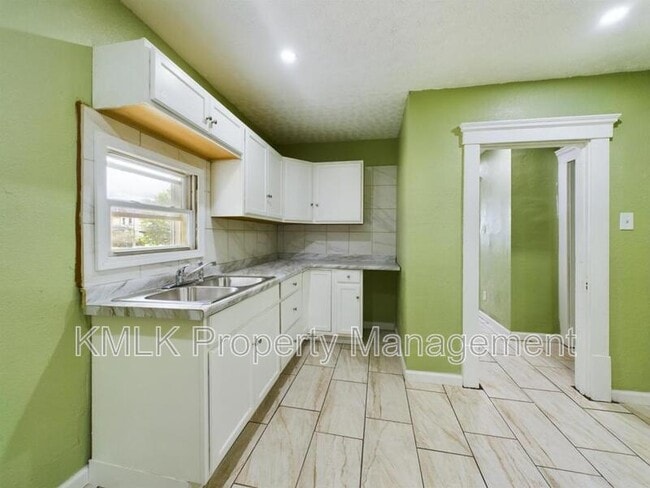 Building Photo - 187 W Long St