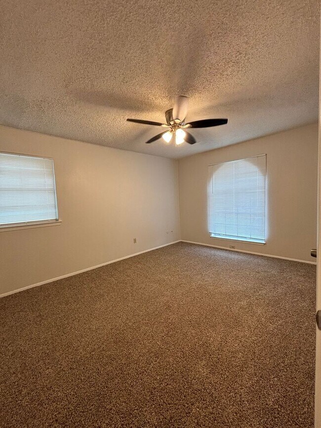 Building Photo - 912 Vaughn Dr