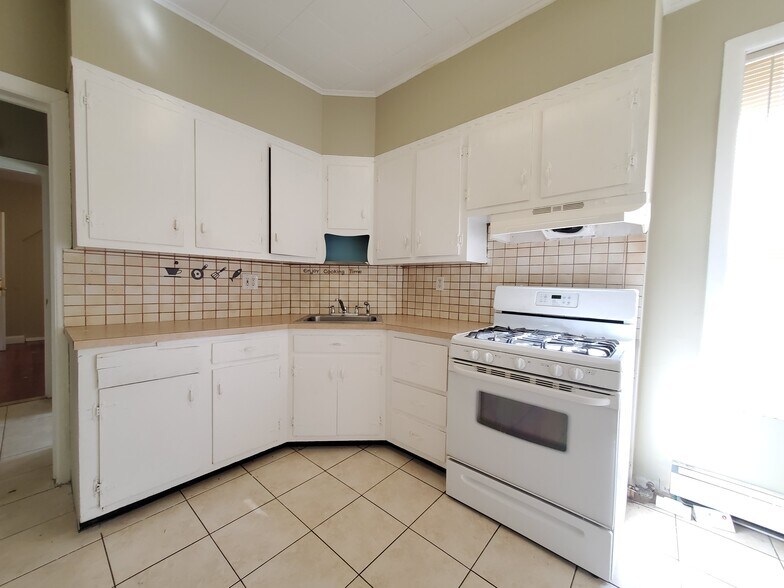 Primary Photo - 237 Bayview Ave