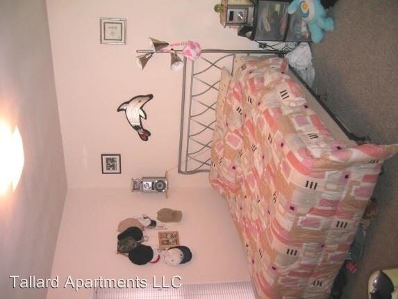 Building Photo - 8 br, 2 bath Apartment - 1129/31 Bowen Ct.