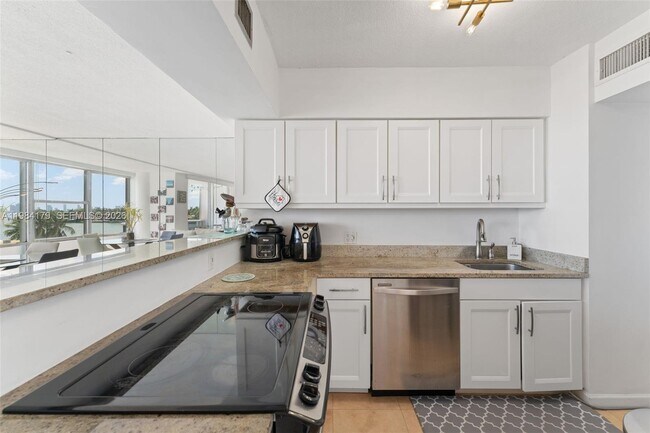 Building Photo - 900 Bay Dr