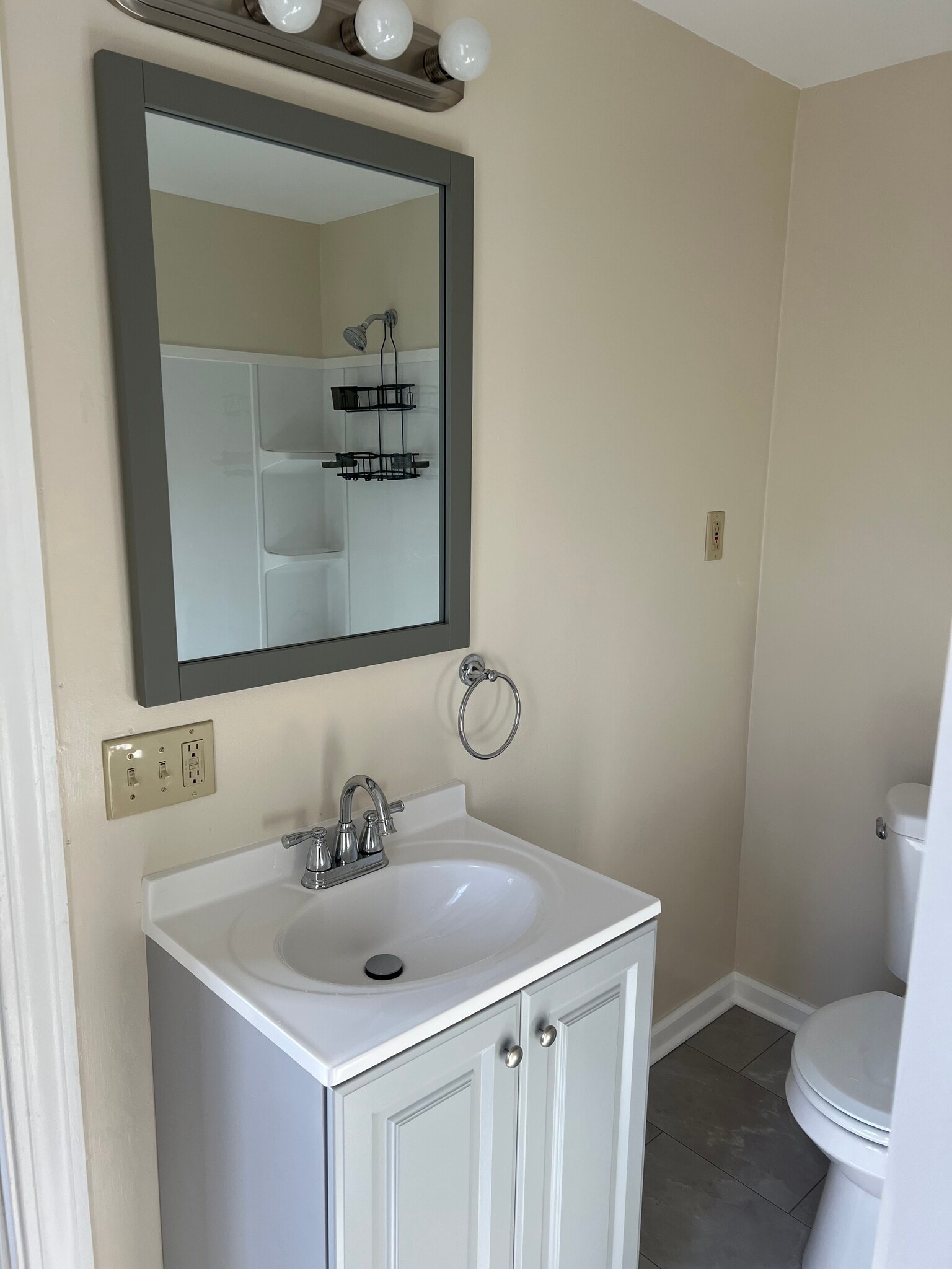 Building Photo - 63 Wood St