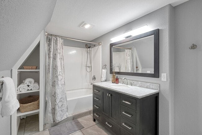 Building Photo - 1500 W Pine Lake Cir