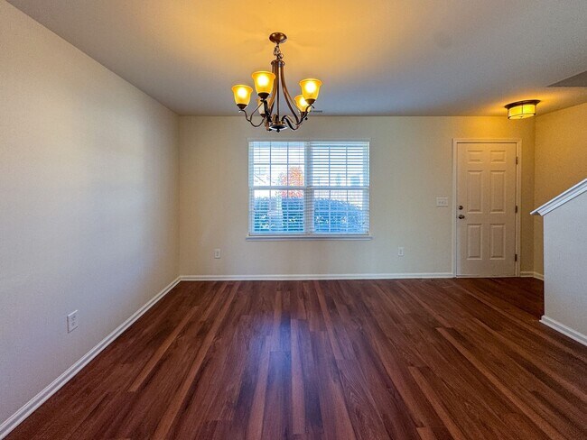 Building Photo - Lovely 5 Bed 3 Bath Home with Community Amenities