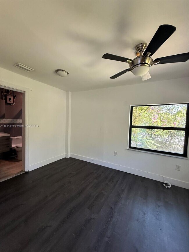 Building Photo - 402 SW 33rd Ave