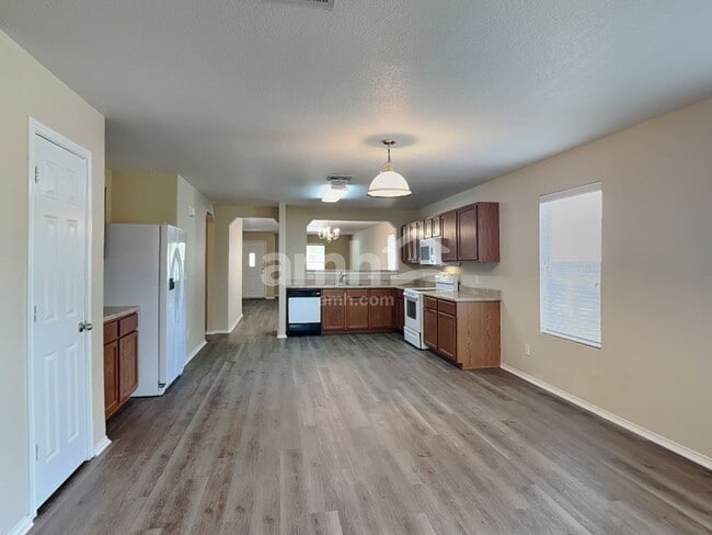 Building Photo - 806 Silverado Way