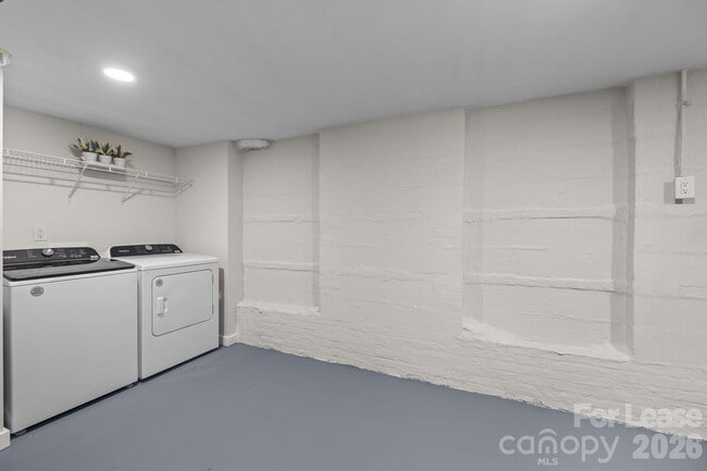 Building Photo - 801 Davenport St