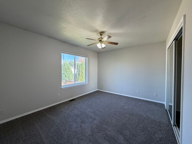Building Photo - Great 4 bed 2 bath home with RV parking in...
