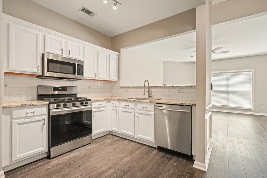 Building Photo - 2045 Lakeshore Overlook Dr