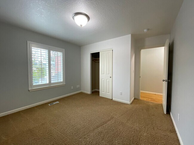 Building Photo - 3 Bedroom 2.5 Bathroom House with Bonus Room ~ Garage, A/C, includes Washer and Dryer ~ Close to ...