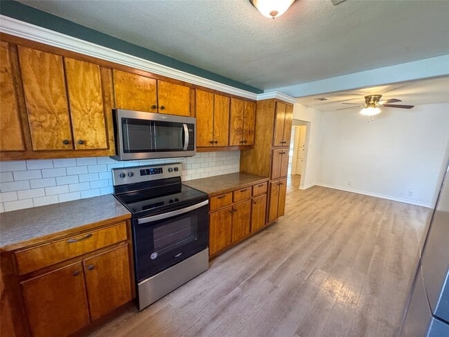 Building Photo - 910 S Austin St