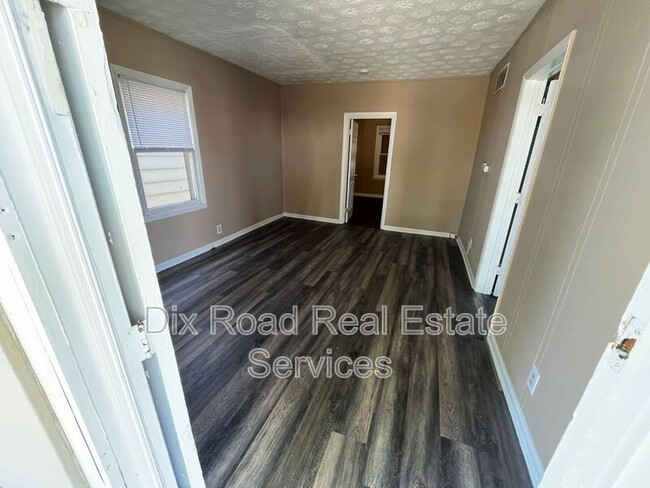 Building Photo - 1211 Azel Ave