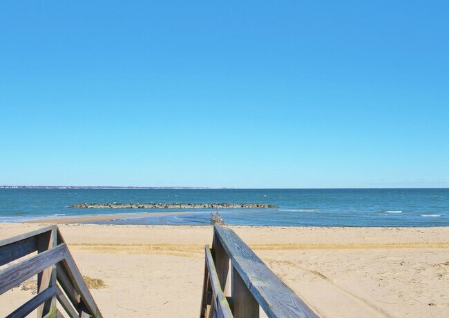 Building Photo - Beautiful 3 Bedroom Duplex by the Beach! A...
