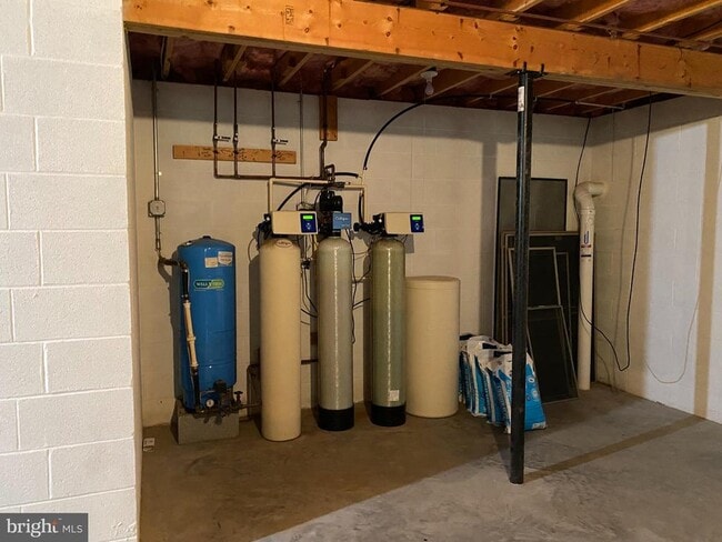 Building Photo - 1909 Back Mountain Rd