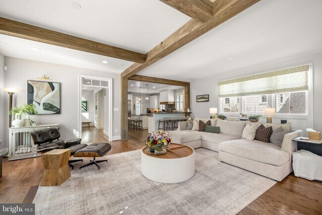 Building Photo - 323 S West St