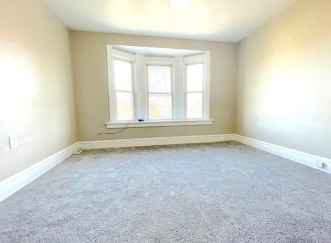 Building Photo - 3 bed 1 bath