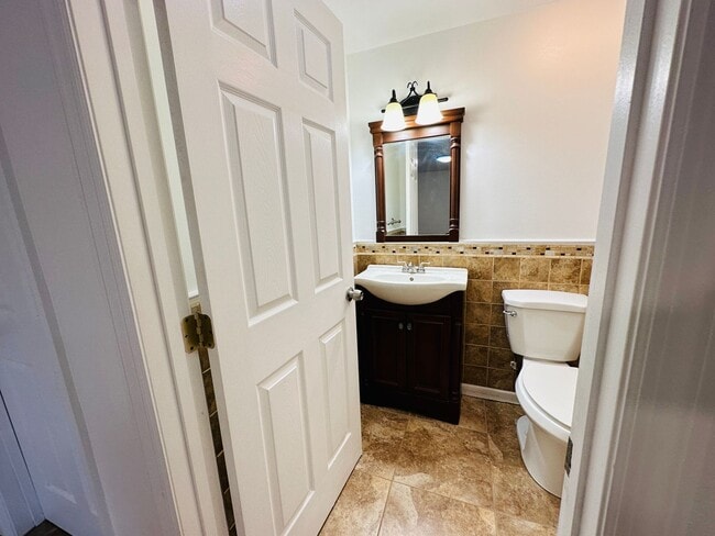 Building Photo - 3/2.5/1 Freshly Updated Pinellas Park Home