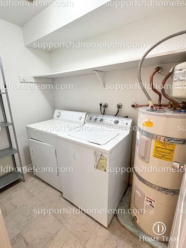 Building Photo - "Charming 2-Bed Townhouse with Spacious 12...