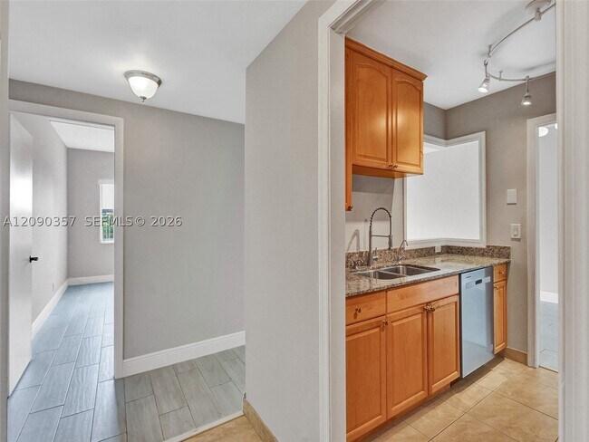 Building Photo - 400 N Riverside Dr