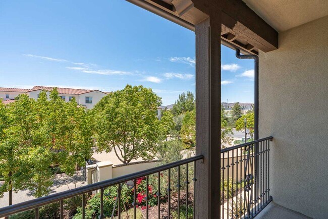 Building Photo - 3 Bedroom Townhome in the Veridian Community of Del Sur