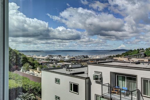 Building Photo - Queen Anne View Condo!!!