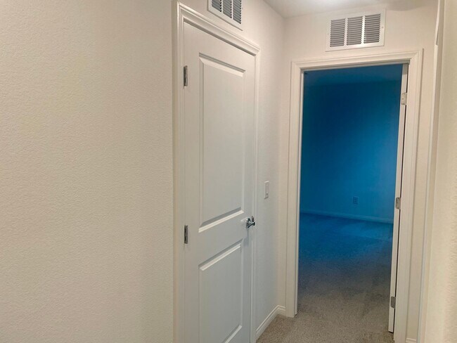 Building Photo - 3 bed 2 bath 2 car garage Townhome "On the Strip" South Las Vegas Blvd