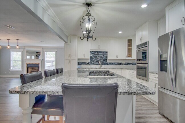 Building Photo - East Hill 3BR Home Near Bayview Park with Office, Hot Tub, Workshop & Detached Garage
