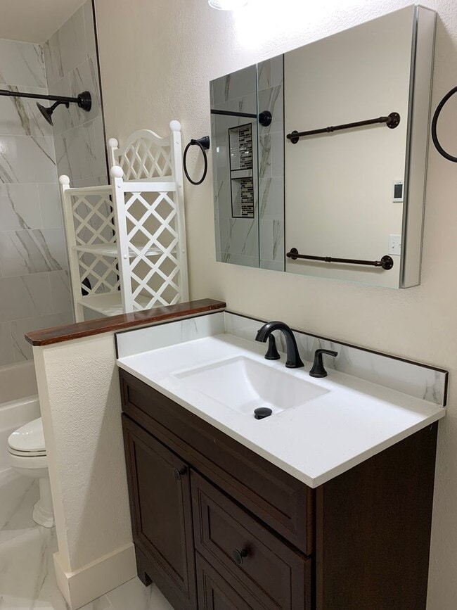 Building Photo - 2 Bdrm 1 Ba | Baxter & Northern Lights are...