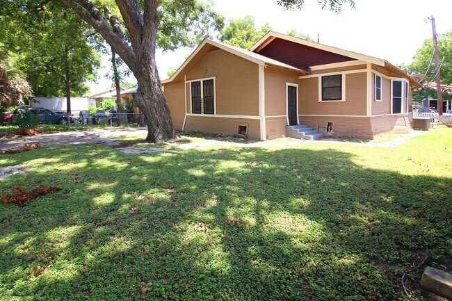 Building Photo - Historically charming home ready for move in!