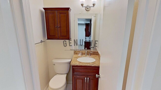 Building Photo - Upstairs Spacious 1Bd Condo w/attached Garage