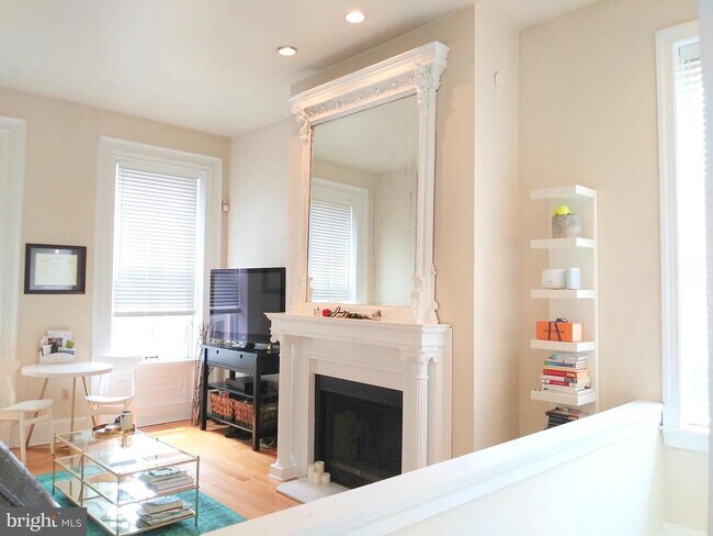 Building Photo - 2043 Mt Vernon St