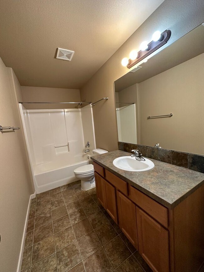 Building Photo - Inviting 4 Bedroom Home with Spacious Layo...