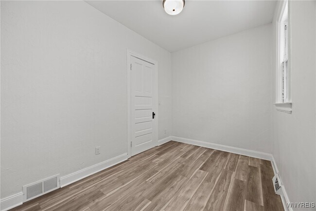 Building Photo - 522 W Ferry St