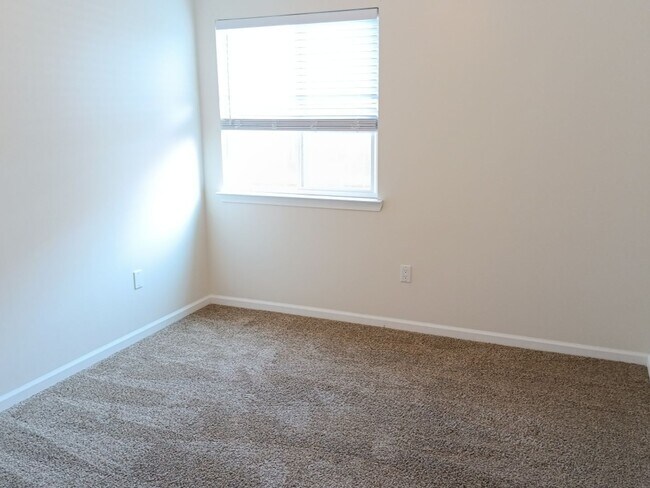 Building Photo - Spacious 4-bedroom, 2-bathroom home! Comin...
