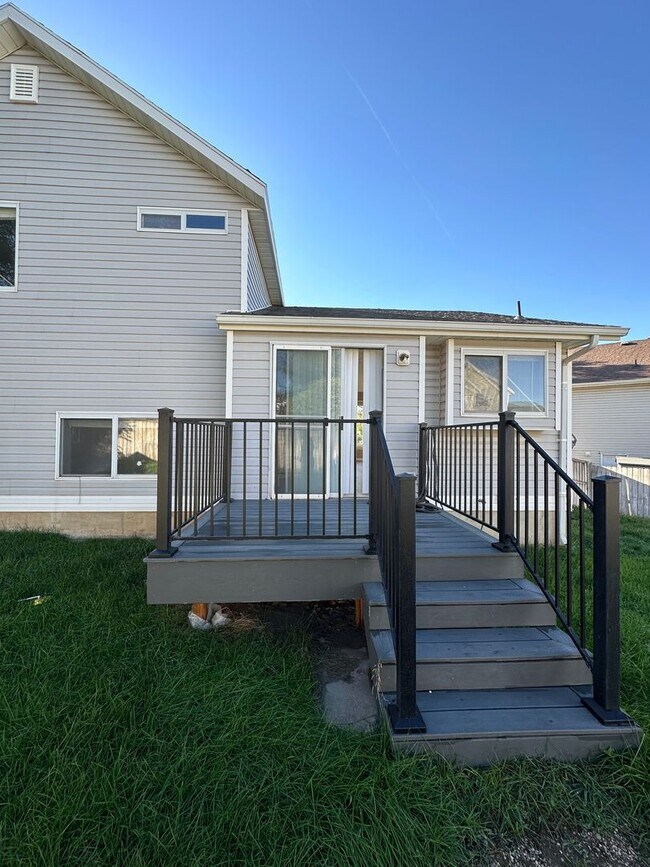 Building Photo - Must See!! 4 bedrooms 2 baths house in Lay...