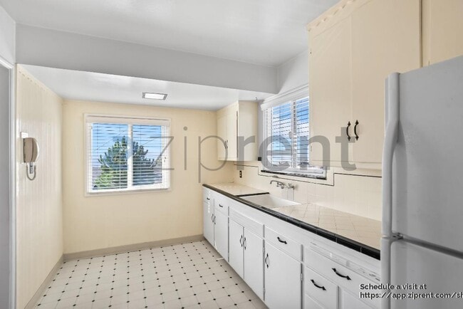 Building Photo - 16070 Selborne Dr