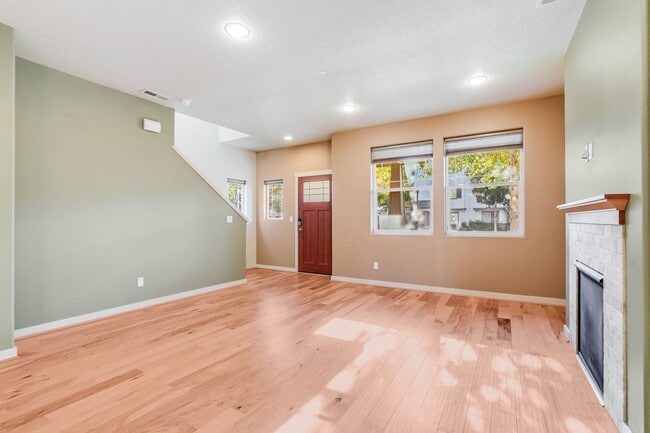 Building Photo - Beautiful 3 Bed, 2.5 Bath Rental Home in W...