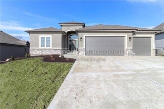 Building Photo - 2528 SW Hickory Ln