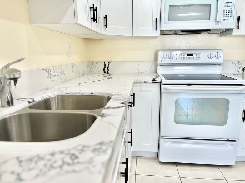Building Photo - 4532 Bougainvilla Dr