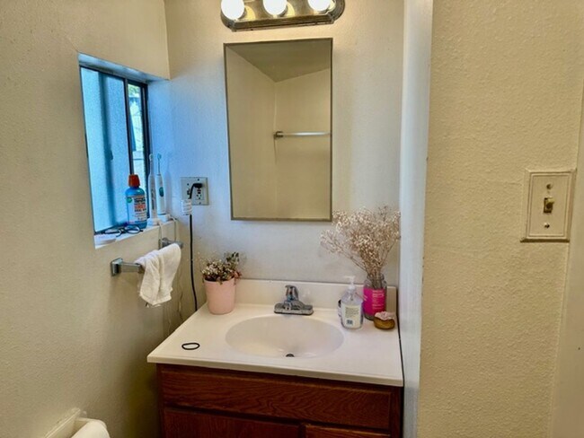 Building Photo - 3 BEDROOM 2 BATH HOUSE | Prelease for July 15th, 2026.