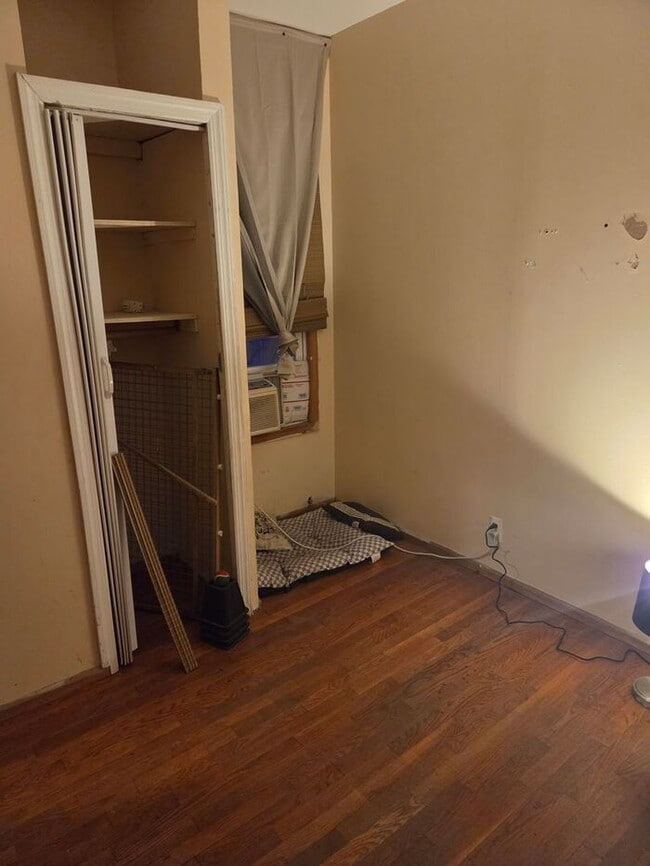 Building Photo - 5BR/1.5BA Row Home with Backyard and Laund...
