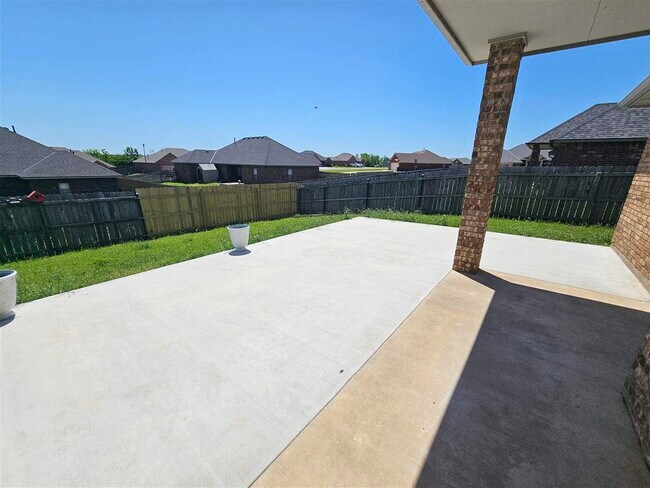 Building Photo - 6 NE Summerwood Dr